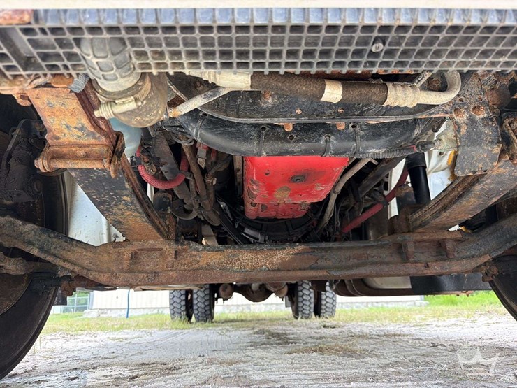 2014-freightliner-m2-106-image-21
