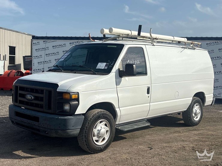 2012-ford-cargo-image-1