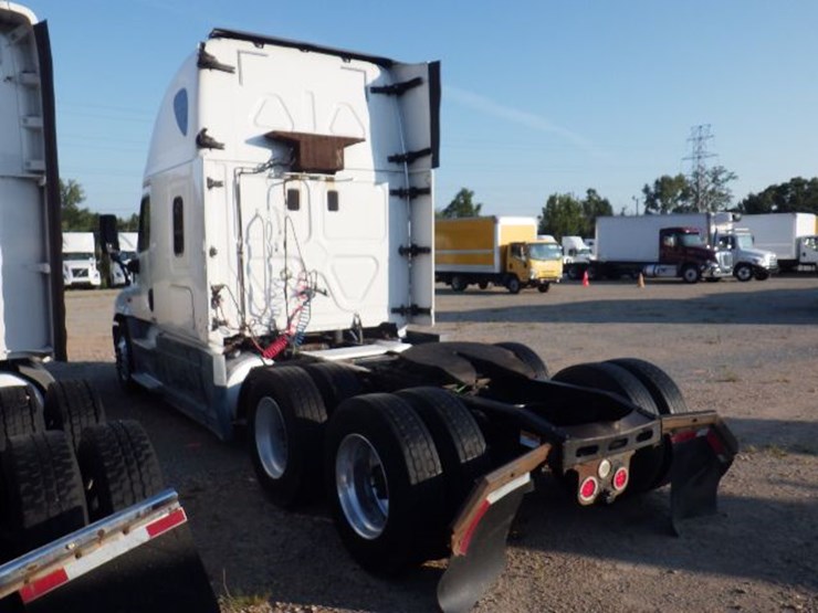2015-freightliner-cascadia-125-image-17