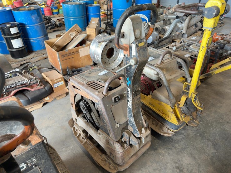 mikasa-mvh-308gh-reversible-plate-compactor-image-4