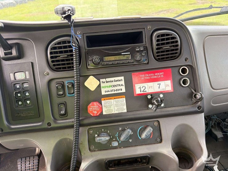 2014-freightliner-m2-106-image-8