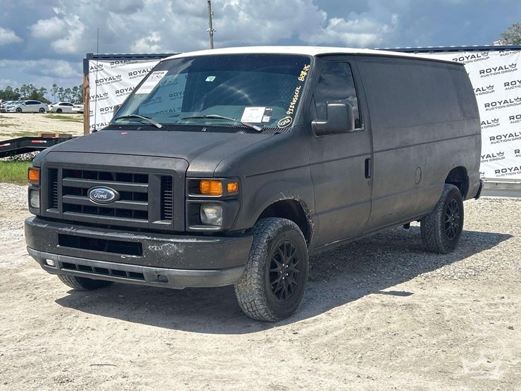 2010-ford-cargo-image-1