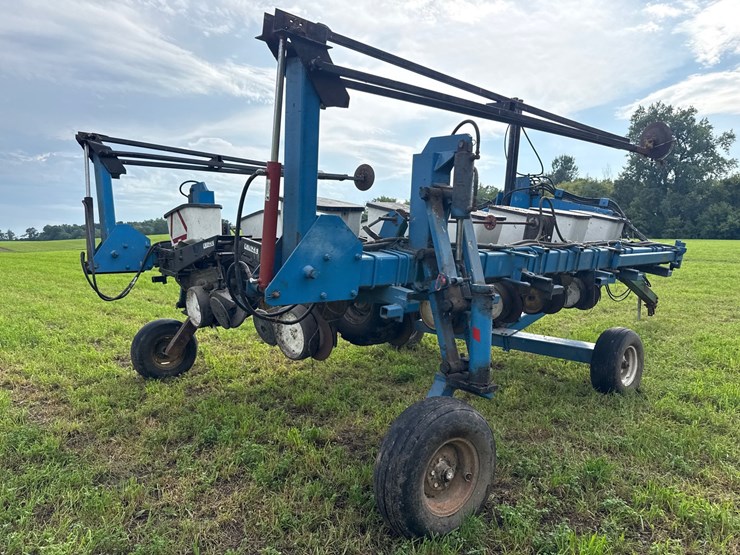 #755-•-kinze-12-row-planter-image-4