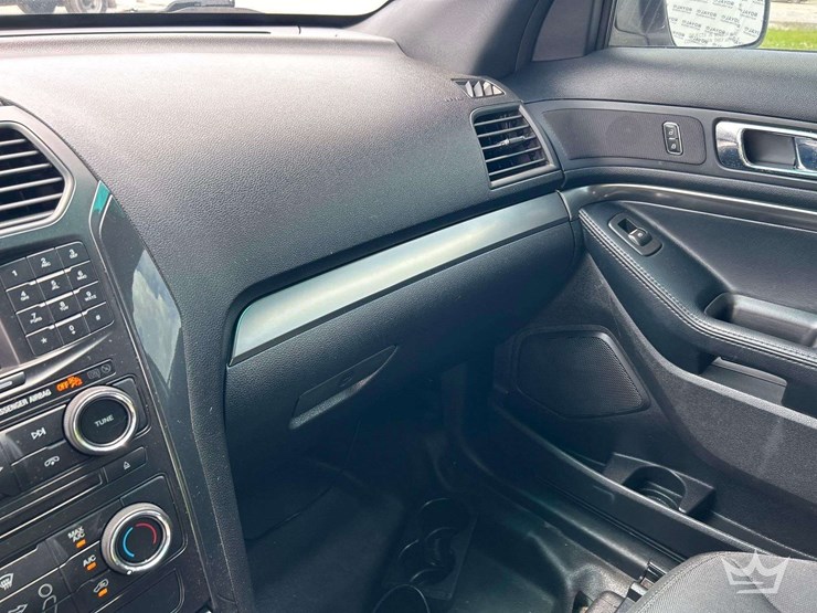 2016-ford-explorer-image-19