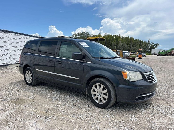 2014-chrysler-town-&-country-image-2
