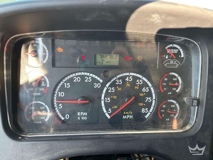 2014-freightliner-m2-106-image-13