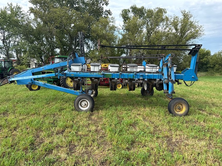 #755-•-kinze-12-row-planter-image-2