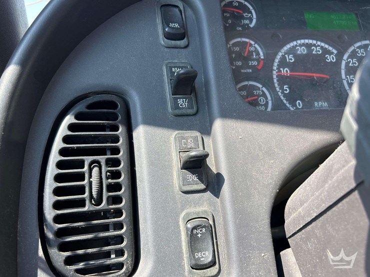2016-freightliner-m2-106-image-15