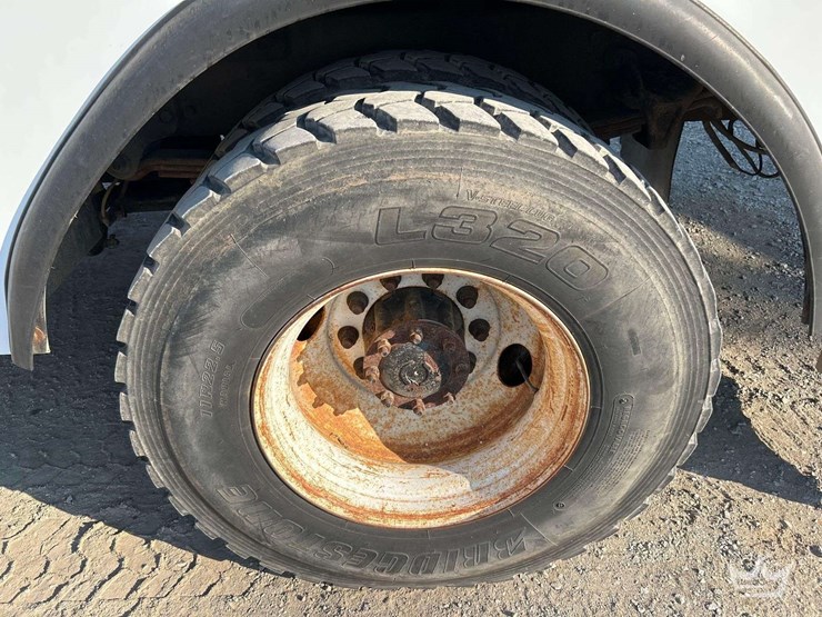 2014-freightliner-m2-106-image-42