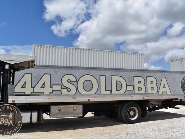2015-freightliner-business-class-m2-106-image-3