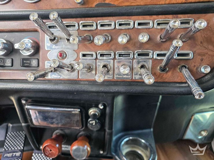 2005-peterbilt-379-image-40