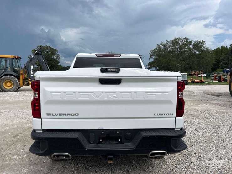 2022-chevrolet-silverado-1500-4x4-crew-cab-pickup-truck-image-26