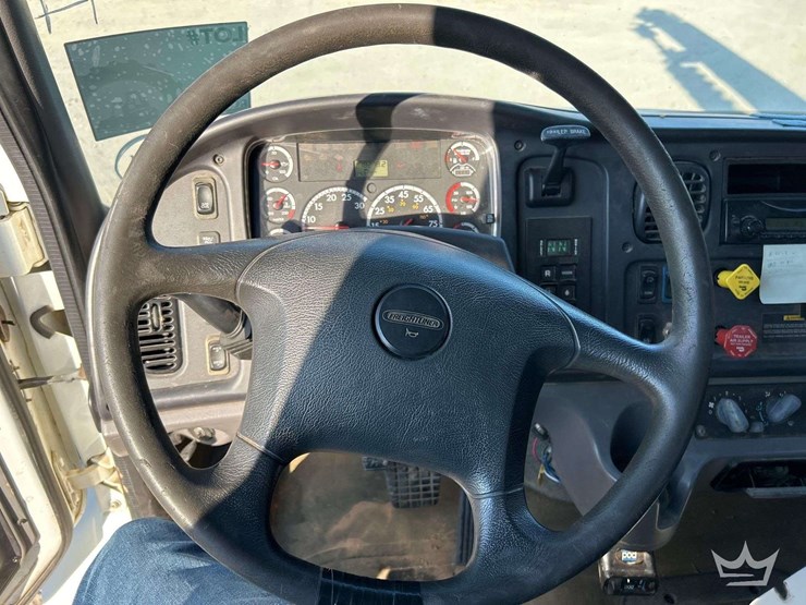 2014-freightliner-m2-106-image-14