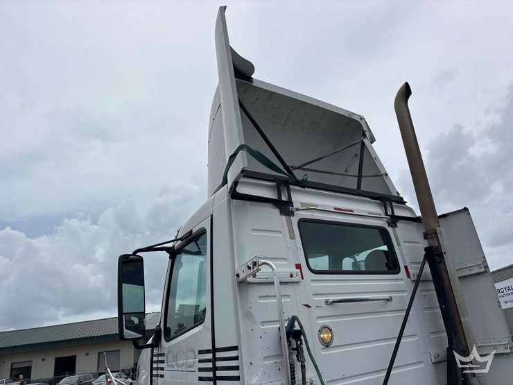 2017-freightliner-cascadia-125-image-53