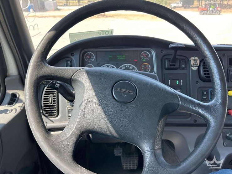 2016-freightliner-m2-106-image-14
