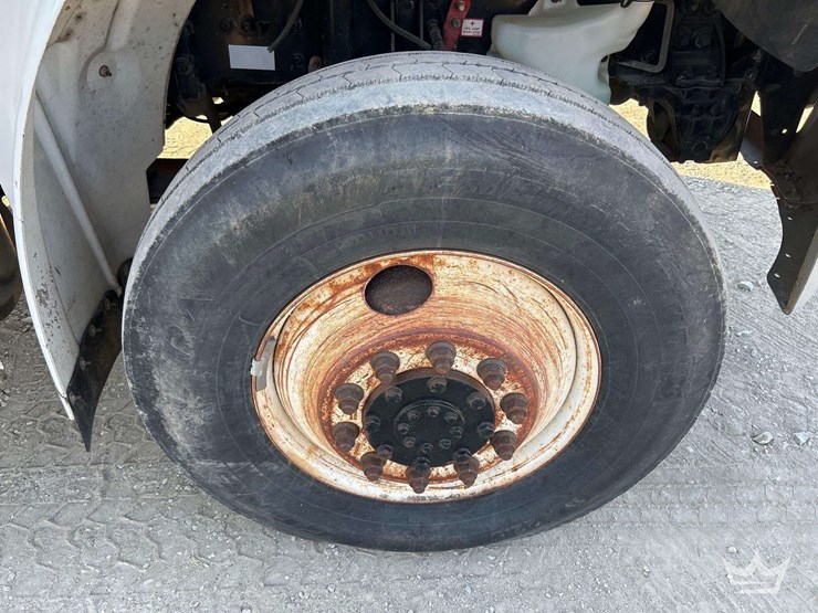 2014-freightliner-m2-106-image-44