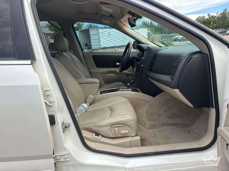2005-cadillac-srx-image-25
