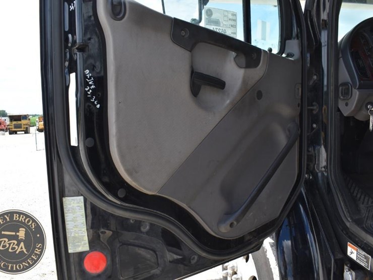 2015-freightliner-business-class-m2-106-image-31
