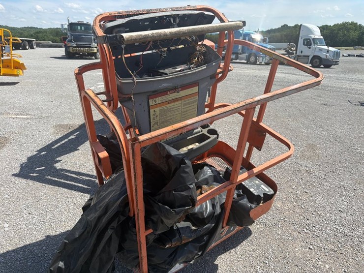 2005-jlg-e400ajp-image-10