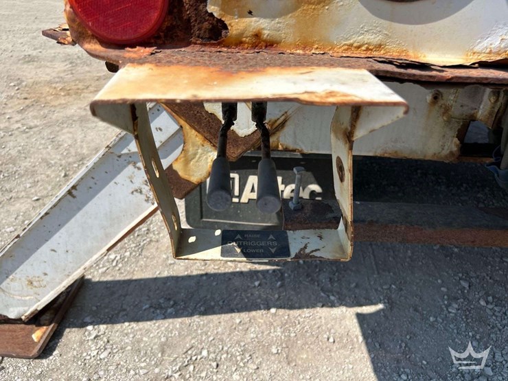 2016-freightliner-m2-106-image-22