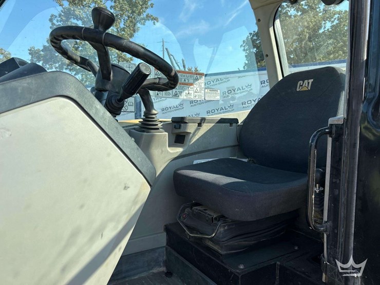 2018-caterpillar-th514d-11,000lb.-4x4-rough-terrain-telehandler-image-11