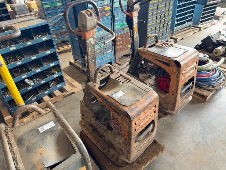 mikasa-mvh-308gh-reversible-plate-compactor-image-2