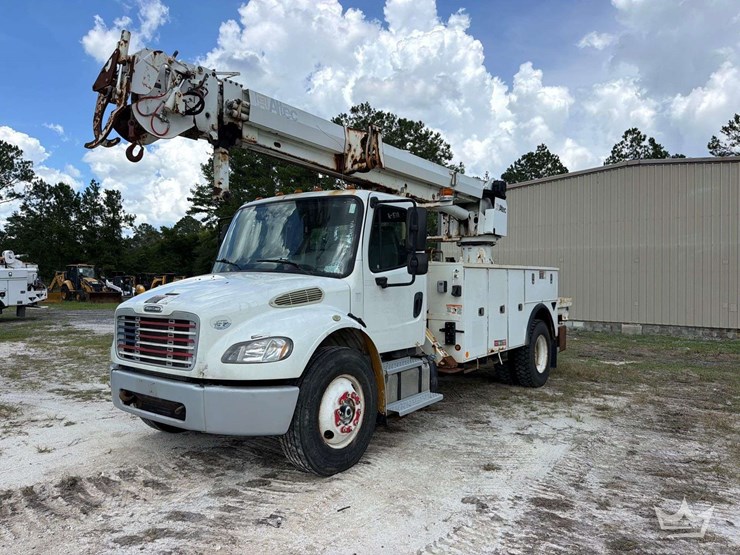 2014-freightliner-m2-106-image-1