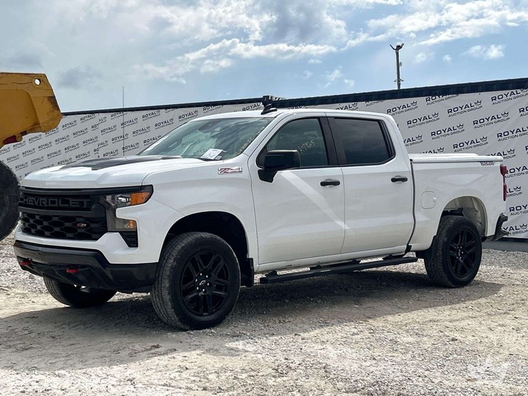 2022-chevrolet-silverado-1500-4x4-crew-cab-pickup-truck-image-2