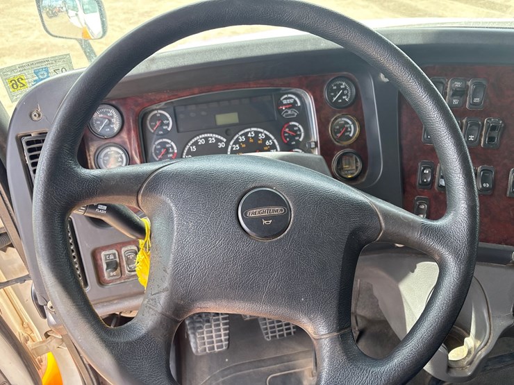 2015-freightliner-108sd-image-16