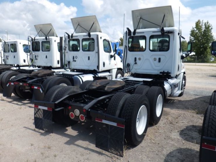 2019-freightliner-cascadia-113-image-8