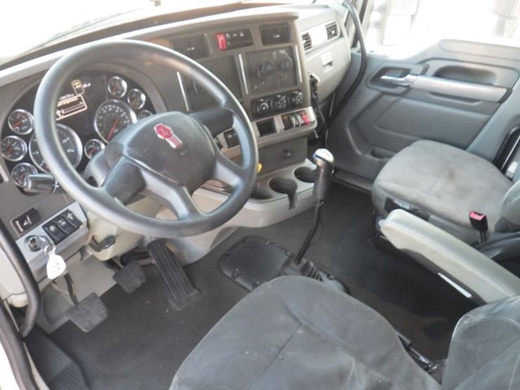 2015-kenworth-t680-image-17