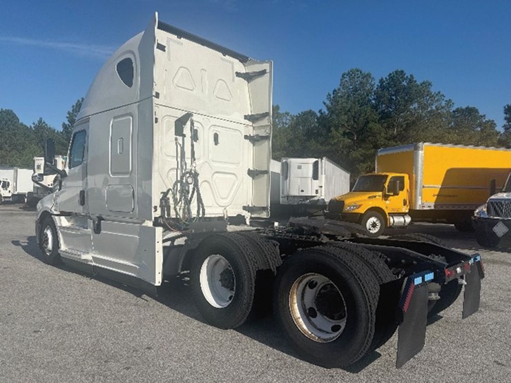 2022-freightliner-cascadia-126-image-2