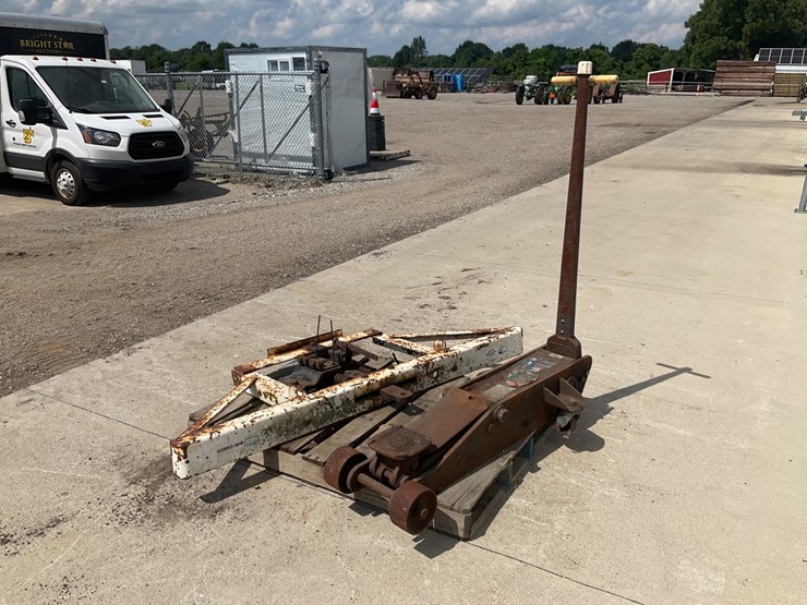 #5056-•-lincoln-10-ton-floor-jack-&-dmi-spring-loaded-pickup-bumper-image-2