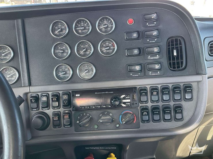 2017-peterbilt-389-image-16