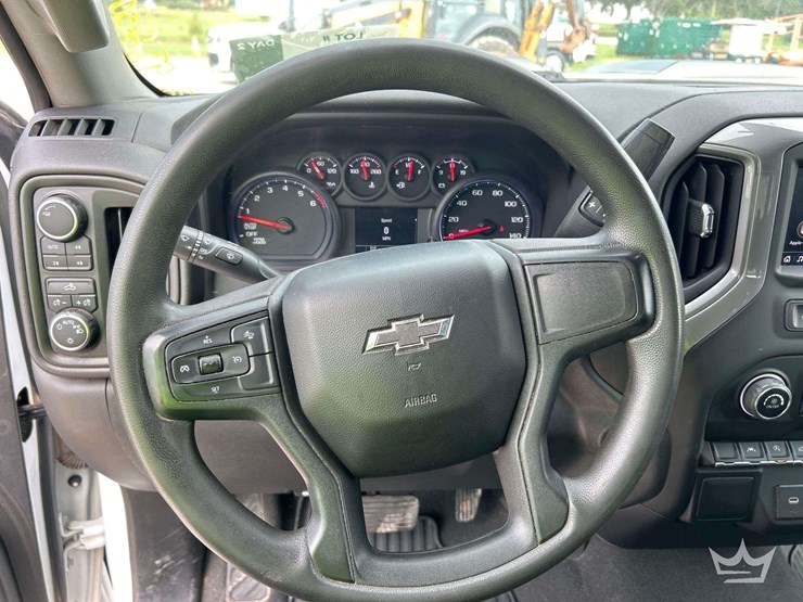 2022-chevrolet-silverado-1500-4x4-crew-cab-pickup-truck-image-15