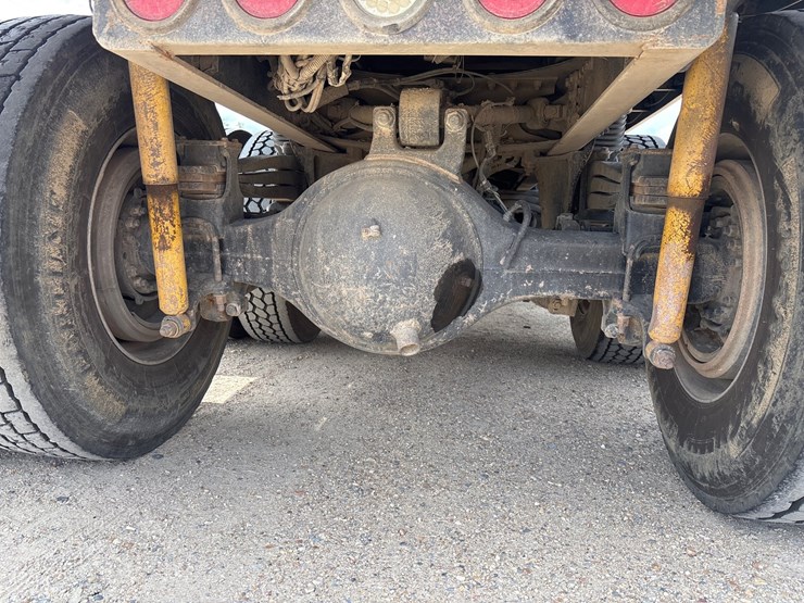 2015-freightliner-108sd-image-7