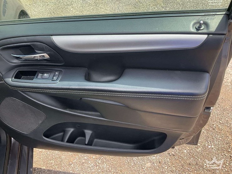 2015-dodge-caravan-image-25