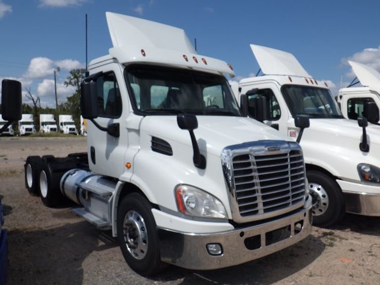 2019-freightliner-cascadia-113-image-3