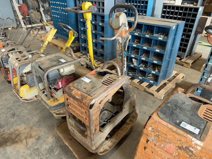 mikasa-mvh-308gh-reversible-plate-compactor-image-1