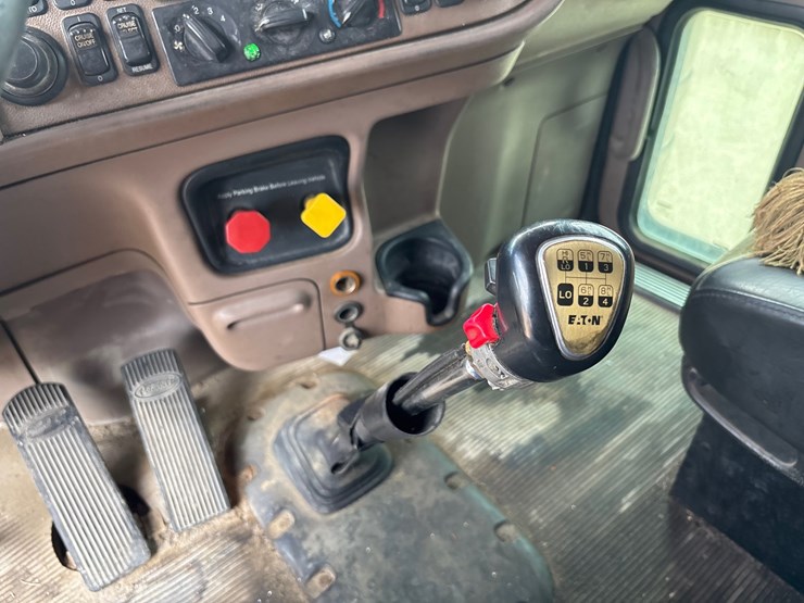 2015-peterbilt-389-image-17