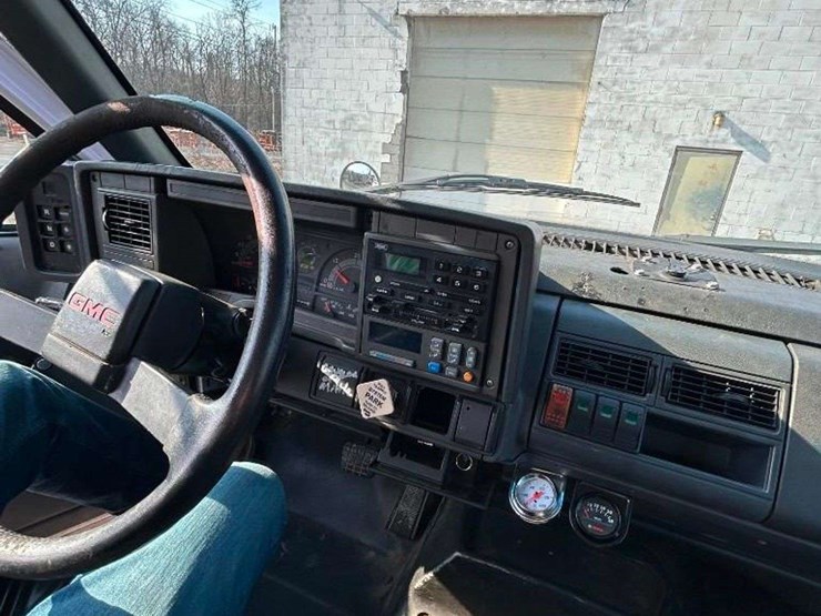 2001-gmc-7500-image-17