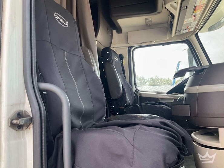 2016-volvo-vnl-t/a-sleeper-cab-truck-tractor-image-39