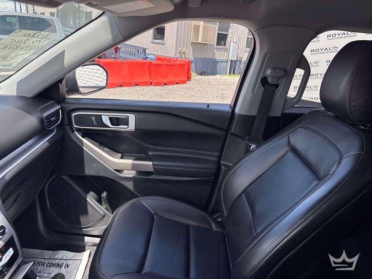 2020-ford-explorer-image-16