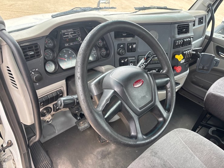 2020-peterbilt-579-image-10