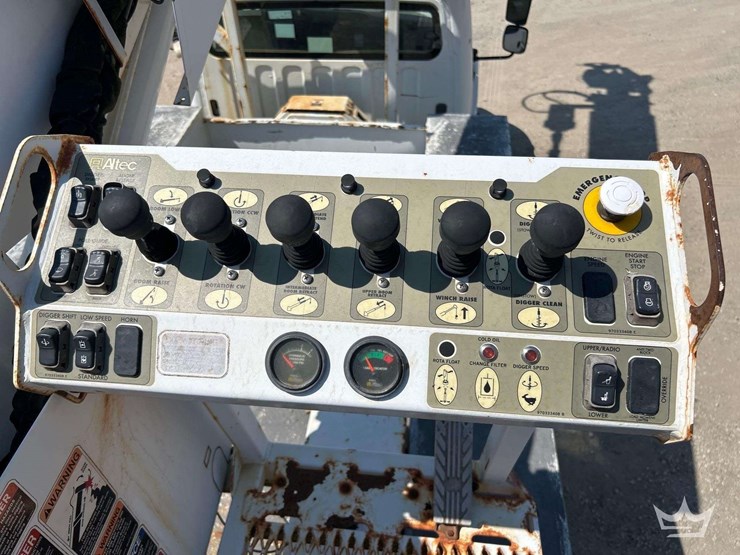 2016-freightliner-m2-106-image-34