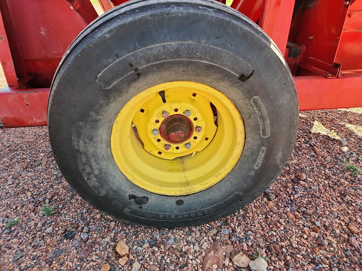 new-holland-355-image-21