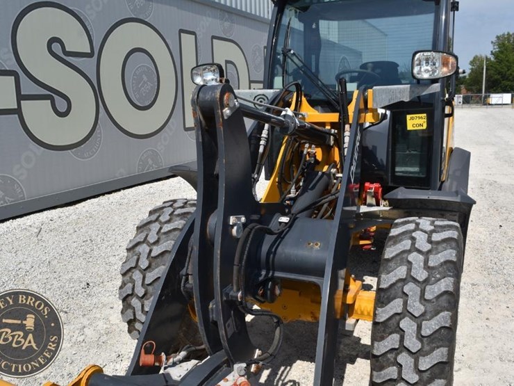 2024-deere-204-g-tier-image-25