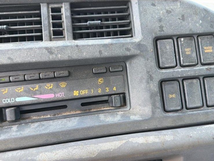 2001-gmc-t7500-image-32