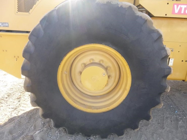 2011-caterpillar-cp56-image-31