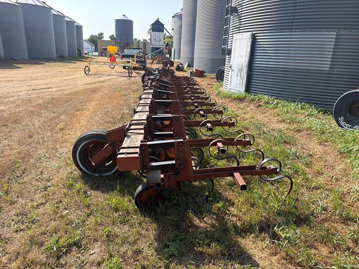 469-international-cultivator-image-5